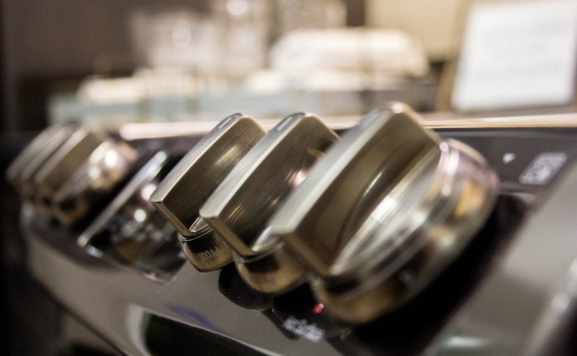 Kłopoty ze sprzętem AGD – jak działać, gdy lodówka nie chłodzi, a pralka ma wyciek?